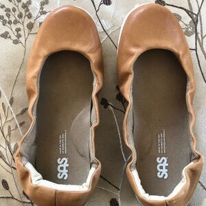 SAS brown size 7WW shoes.